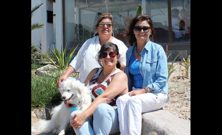 Ángela Solá con Osa, junto a Silvana Valenzuela y Carola Naranjo.