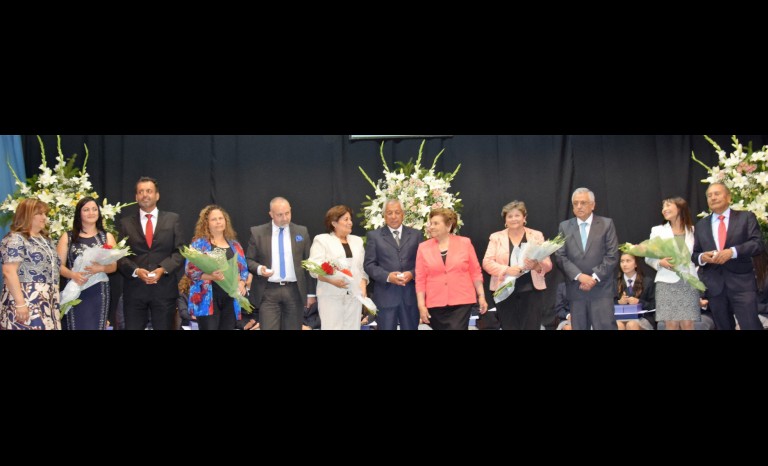 Apoderados distinguidos por haber educado a todos sus hijos desde Primero Básico hasta Cuarto Medio en el Colegio Serena, junto a la directora Julia Yolanda Burgos Araya; y subdirectora administrativa, Marcela Amigo Burgos.