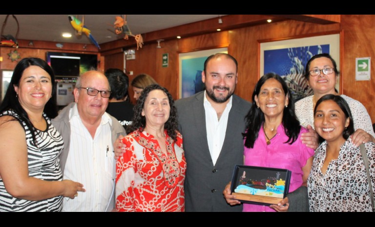 El alcalde de Coquimbo, Marcelo Pereira, junto a representantes de los restoranes: Sandra Guzmán, Donde Elbita; Antonio Marentis, El Griego; Margarita Samur, Zupka; Rosa Alfaro, La Picá del Lupa; Juana Guzmán, Donde Elbita; y Evelyn Veas, La Picá del Lupa.