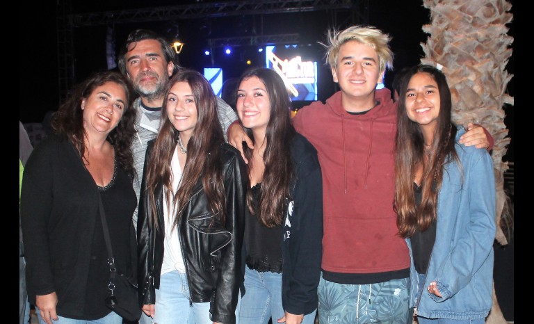Teresa Taug, Mario Cartens, Daniela Cartens, Javiera Cartens, Vicente Arrau y Fernanda Vildósola, asistentes a jornada de Tongoy del Festival de Jazz.