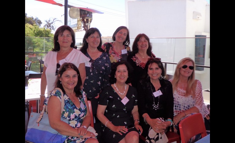 Ana María Vega, Laura Torres, Rebeca Torres y María Soledad Torres. De pié: Anita Segovia, Lucía Vásquez, Eliana Cabezas y Erika Cantuarias.