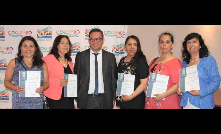 Claudia Bernal, Edith Saavedra, suplementera; Patricio Leiva, profesor de Inglés; Victoria Rojas Valencia, suplementera; Silvia Valencia, suplementera, y Pamela Espinosa, presidenta del Sindicato de Suplementeros de Coquimbo.