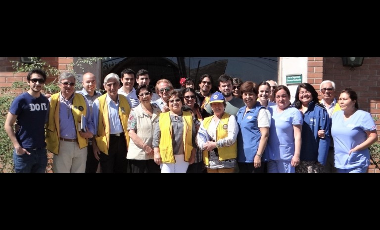 Equipo de médicos, personal técnico de la fundación y educadoras de párvulos de la Junji junto a damas leonas y leones del Club de Leones de La Serena, una vez finalizado el Operativo Oftalmológico expresan la alegría del deber cumplido.