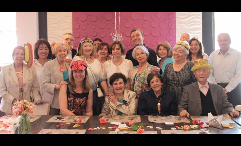 La festejada junto a su familia, amigas y amigos.