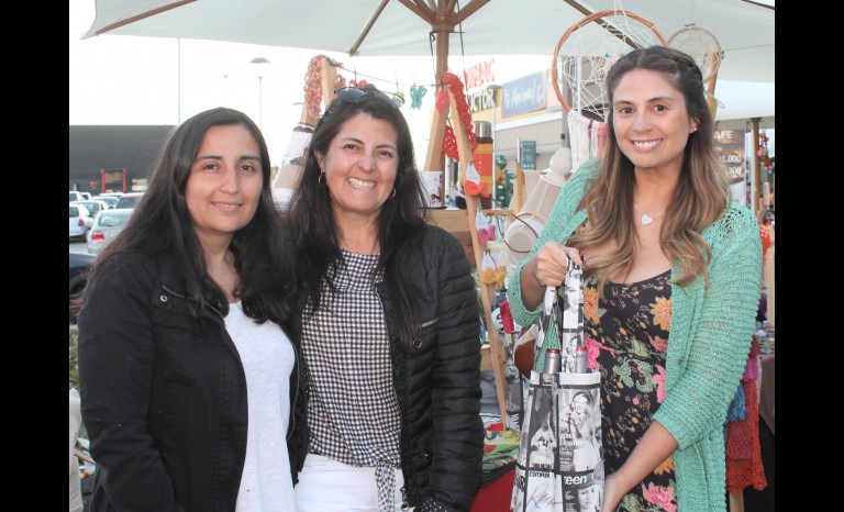 Marcela Zurita y Katherine Harris, de Ángel de Telares, junto a Bárbara Reyes.