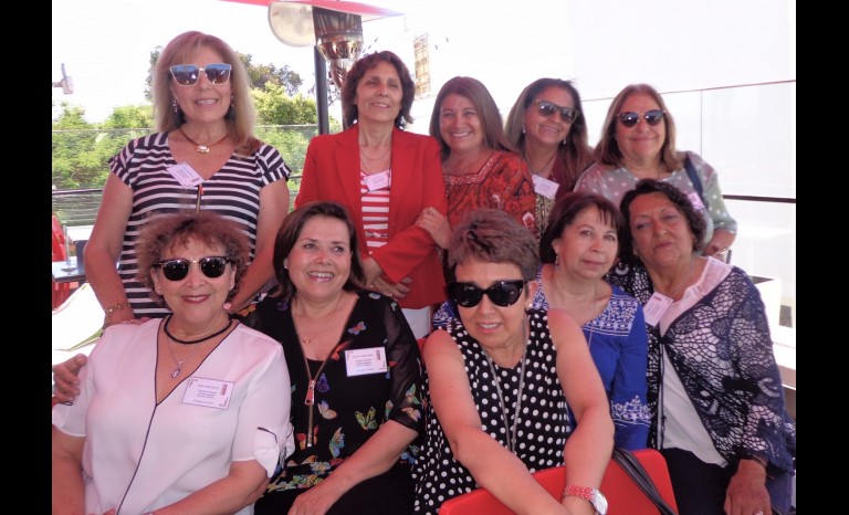 Marianelly Estay, María de los Ángeles Eguiluz, Verónica Contreras, Gabriela Marín y Mabel Cabrera. Atrás: María Inés Muñoz, Cecilia Cruz, Teresa Cruz, Jeanette Huerta y Mariarosa Segarizzi.