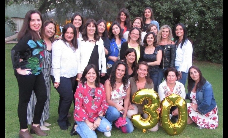 Marcela Contador, Paulette Papic, Macarena Salas, Natacha Gertosio, Lucía Dossi y Alejandra Muñoz. De pie: Poldy Ceballos, Paola Cherie Torrejón, María José Campos, Andrea Juliá, Cecilia Garvizo, Jimena Sáez, Carola Silva, Claudia Norero, Paula Ortiz, Carolina Vivanco, Carola Castro Lorena Ponce, Marcia Barrios, María Cristina Puga y Claudia Álvarez.