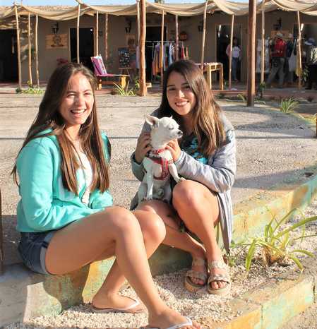 Antonia Ramírez y Francisca Badilla con “Pastel”.