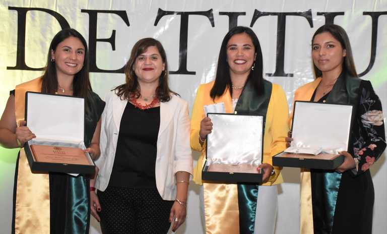 Deportistas destacadas: Javiera Hurtado, Cindy Reyes y Rocío Velásquez, acompañadas por Gabriela Palma.