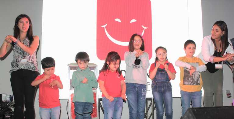 Presentación musical: Gabriela Rojas, kinesióloga, Benjamín Rocco, José Tomás Cortés, Sofía Ponce, Antonia Paredes, Martina González, Alonso Reyes y Sarai Romero, terapeuta ocupacional, de Edudown.