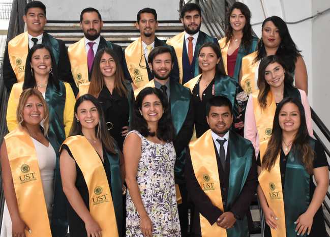 Titulados de la carrera Pedagogía en Educación Física acompañados por la docente Julia Riquelme.