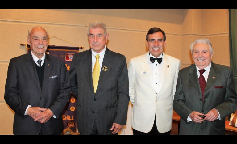 Arnoldo Madrid, Donald Cornejo, asesor GLT Gobernación Distrito T-1; José Miguel De la Barra, gobernador del Distrito T-1 de Lions International; y Jesús Herrera, quien recibió un reconocimiento por sus sesenta años de Leonismo.