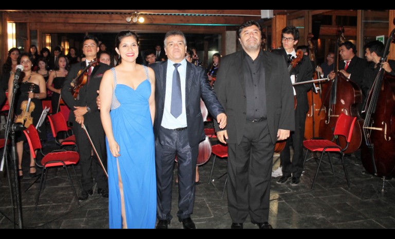 Yaritza Véliz, Mauricio Ibacache y Gonzalo Tomckowiack, junto a la Orquesta Sinfónica Juvenil de La Antena.
