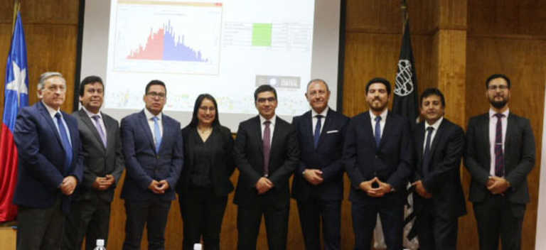 Cristian Vásquez Araus, Daniela Ríos Vicencio, Esteban Silva Cabeza y Sergio Abarza Castro, junto a la Comisión Evaluadora.