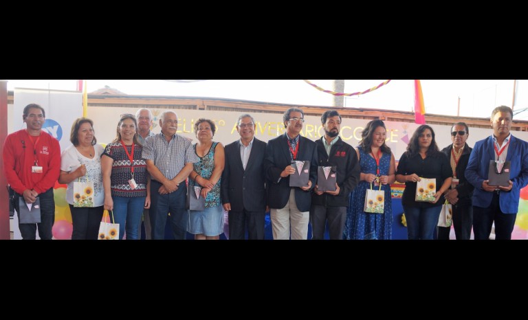 Funcionarios del Centro Comunitario y Cultural Cuatro Esquinas junto a Roberto Jacob, alcalde de La Serena; y Luis Aguilera, concejal de La Serena.