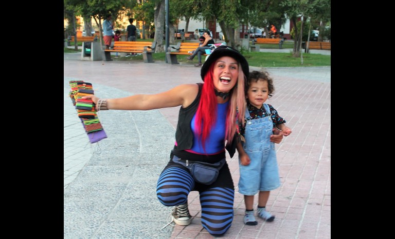 Mónica Ramírez, artesana y circense, con su hijo Elunei Córdoba.