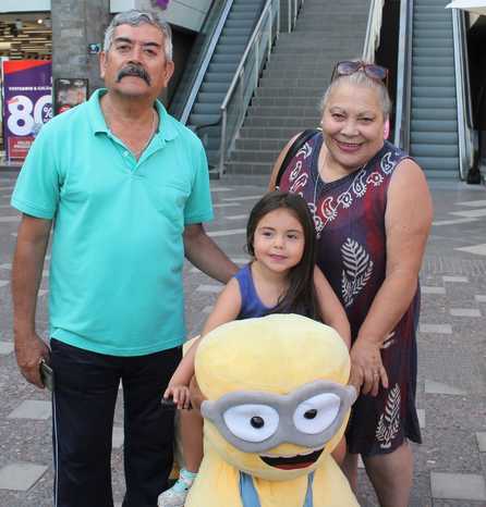 Daniel Pizarro, Antonella Briceño y Laura Bravo.