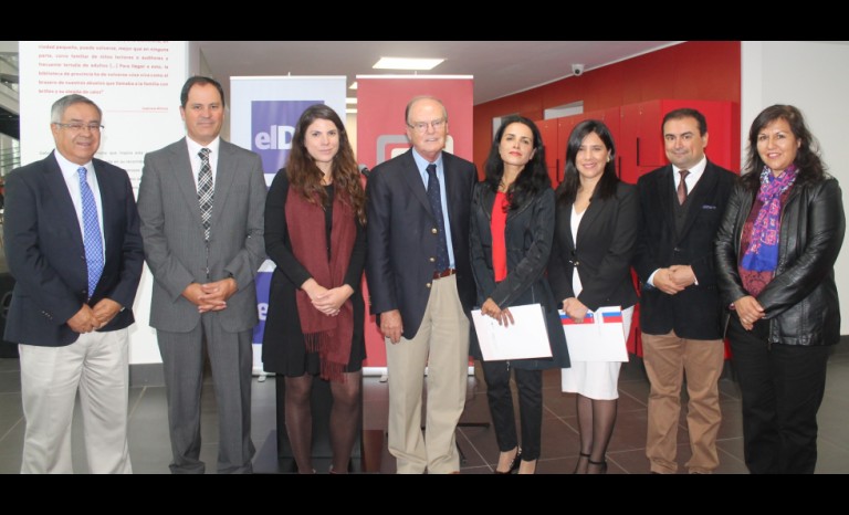 Jorge Contador, Maquinarias Olmué; Francisco Puga, gerente general El Día; Valentina Orellana, Biblioteca Regional Gabriela Mistral; Ricardo Puga, director ANP y director Diario El Día; Isabel Correa, seremi de las Culturas, las Artes y el Patrimonio; Ximena Sobarzo, directora Biblioteca Regional Gabriela Mistral; Cristian Muñoz, director Escuela de Periodismo ULS; y Gabriela Vargas, directora Área Diseño IP Santo Tomás.