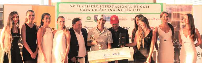 Jaime Avilés, Felipe Aguilar, ganador del torneo, y Gonzalo Alcalde, junto a promotoras.