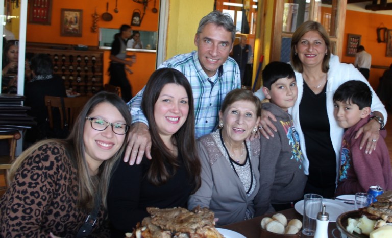 Roxana Alarcón Díaz, Yurancy Díaz Mendoza, Alfredo Alarcón Rebolledo, Raquel Rebolledo González, Alexander Barreda Alarcón, Roxana Alarcón Rebolledo y Alexis Barreda Alarcón, en Pilla la Vaca.