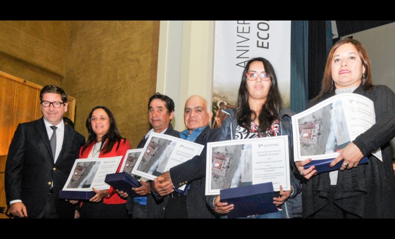 Daniel Mas, presidente de Empresas Ecomac, junto a los colaboradores distinguidos por su “Espíritu Ecomac”.