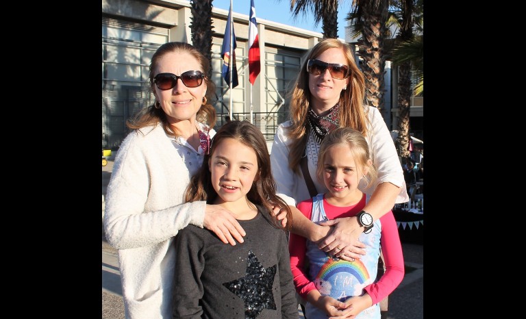 Danitza Rozic con su hija Martina Lagos, junto a María José Solé con su hija Amaia Gacitúa.
