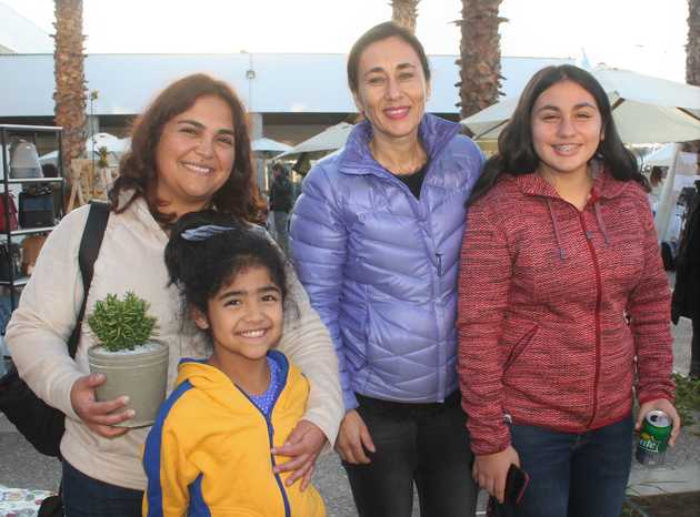 Evelyn Pérez González y Florencia Araya Pérez, junto a Marcela Henríquez Cabezas y Francisca Villar Henríquez.