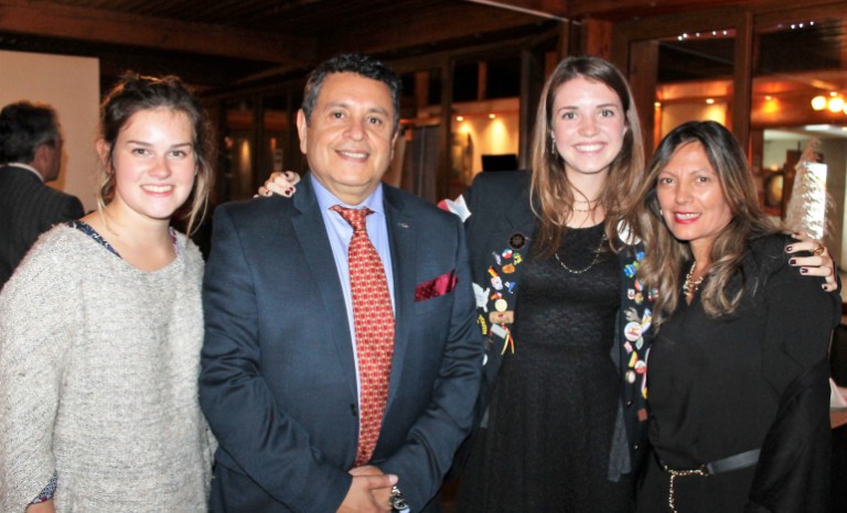 Chloe Lejeune, íntercambista de Bélgica; José Manuel Galaz, Grace Frideger, intercambista de EE.UU.; y Patricia Ulloa.
