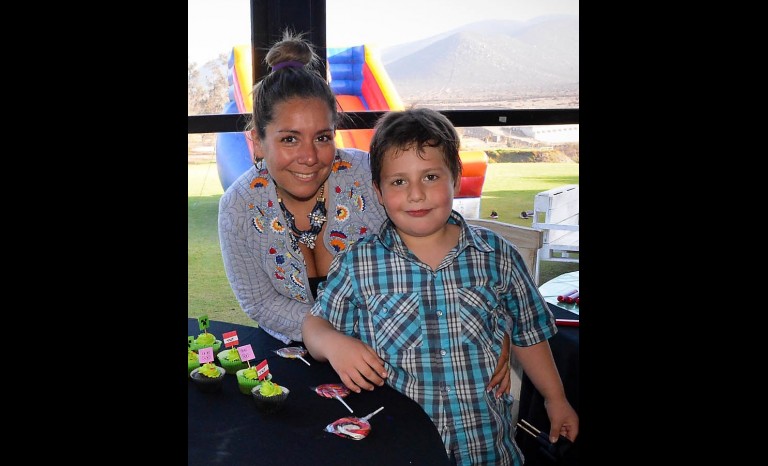 Kurt con su mamá, Verónica Guerrero.