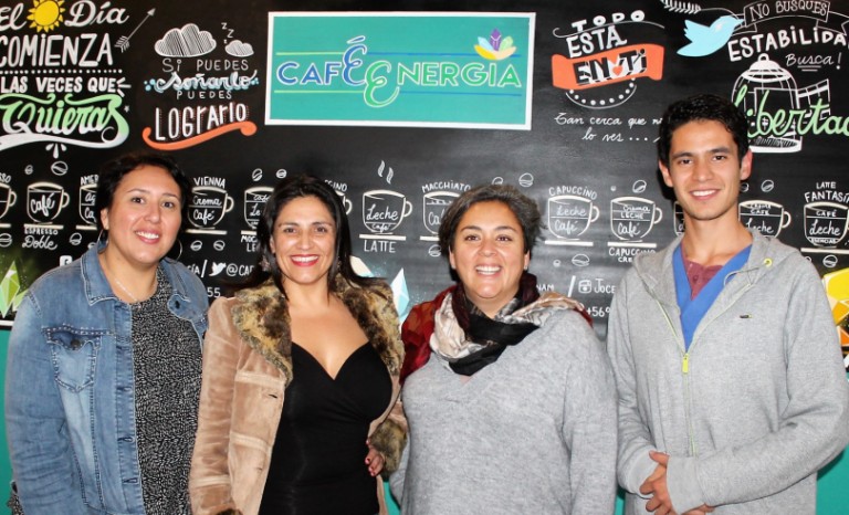 Antonieta Checura, Jocelyn Lizana y María Graciela Checura, de Café Energía; junto a Lincoln Torres, panelista de Radio Mistral.