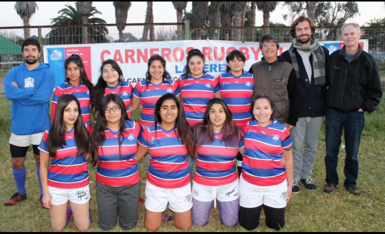 Eunice Caimanque, Maryorie Pizarro, Anais Elgueta, Kimberling Halles y Paula Casanova. De pié: Ignacio Castillo, entrenador; Constanza Rojas, Karin Véliz, Constanza Cáceres, Natalia Casanova, Antonia Ceura, Sebastián Guerra, director; Pierre Geneste, vicepresidente, todo del Carneros Rugby Club, junto a Michael Brady, de IESA.