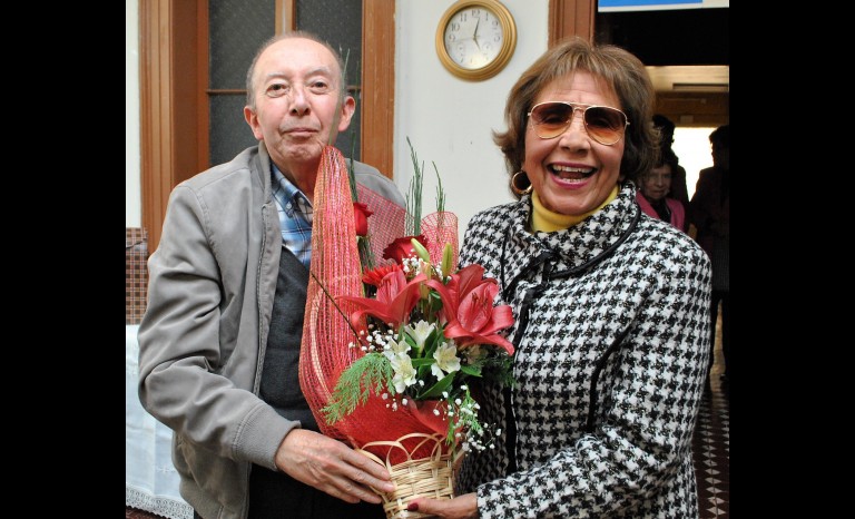 Franklin Gahona y Lucy Carvajal, quien recibió un reconocimiento por su compromiso institucional.