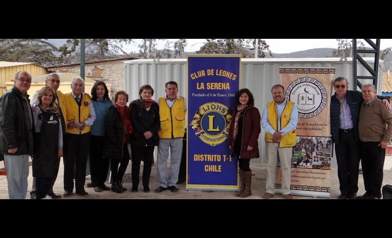 Jorge Salamanca, director de Desarrollo Comunitario La Serena; Nilda de Núñez, Rodomiro Osorio, Arnoldo Madrid, Antonieta Parra, María Eugenia Pérez, Nancy de Marro y Jorge Marro, del Club de Leones de La Serena; María Filomena González, directora Colegio Intercultural de Huachalalume; Óscar Rivera, presidente Club de Leones de La Serena; Óscar Guerra y Andrés Núñez.