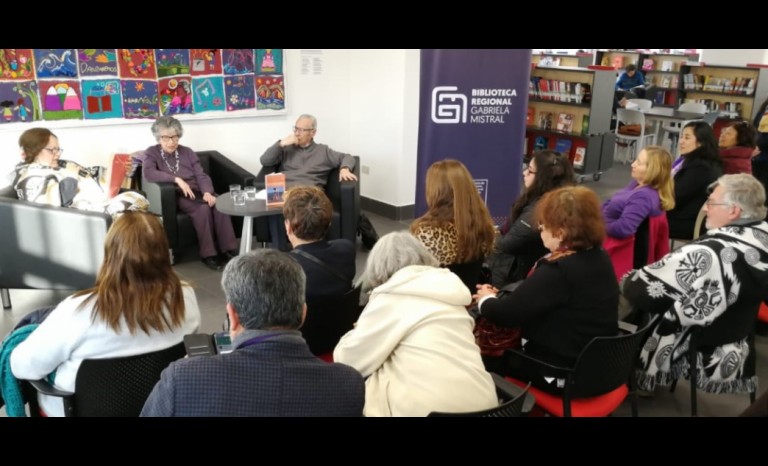 Lucy Funes, escritora y poeta; Raquel Eugenia Sánchez y Guillermo Rivera, durante la lectura de algunos poemas al público asistente.