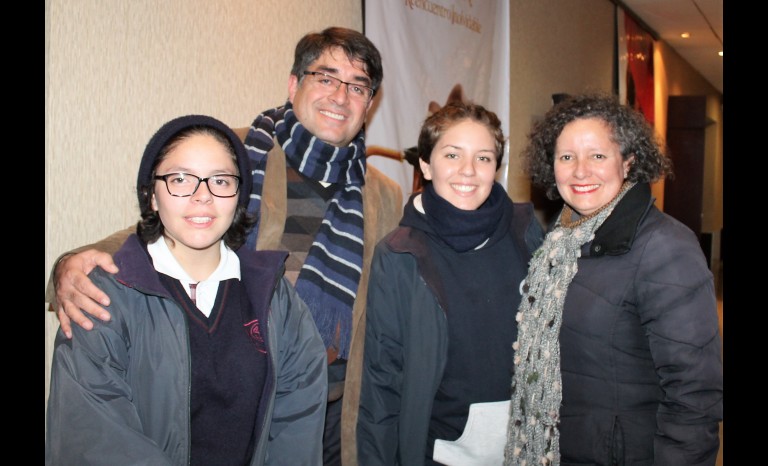 Sofía, Carlos y Emilia Gallardo, junto a Soledad Bustamante.
