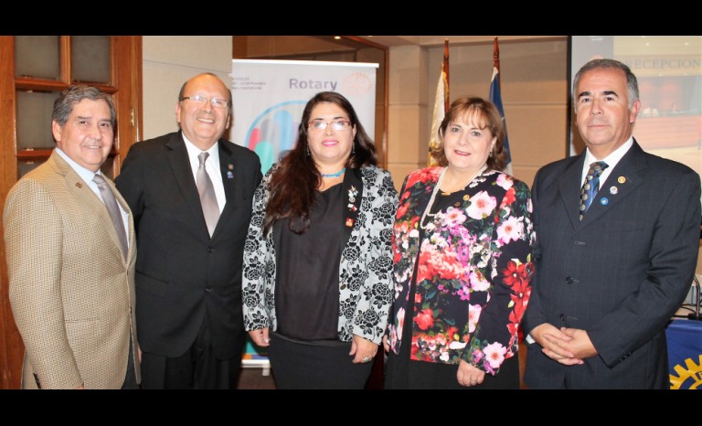 Carlos Tapia, gobernador electo 2019-2020 Distrito 4320; José Miguel Muñoz, past president Rotary Club San Joaquín; Susana Vera, presidente Rotary Club San Joaquín; Rossana Roco, presidente Comité de Emergencias Distrito 4320; y Carlos Flores, asistente gobernador Distrito 4320.