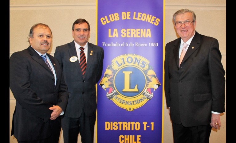 Óscar Rivera, past president Club de Leones de La Serena; José Miguel De la Barra, gobernador Distrito T-1 de Lions International; y Óscar Guerra, presidente Club de Leones de La Serena, período 2018-2019.