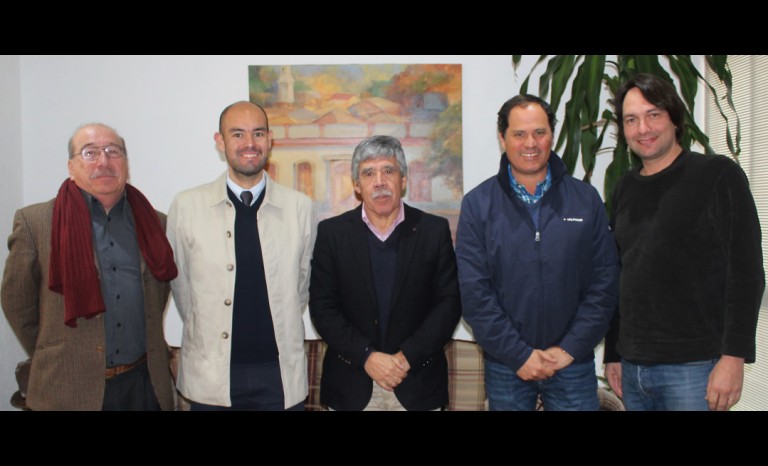 Ricardo Guerrero, El Día; Julio Araya, encargado de comunicaciones Eduelqui; Hugo Araya, presidente Eduelqui; Francisco Puga, gerente general El Día; y David Lewinsohn, Agencia M+D.