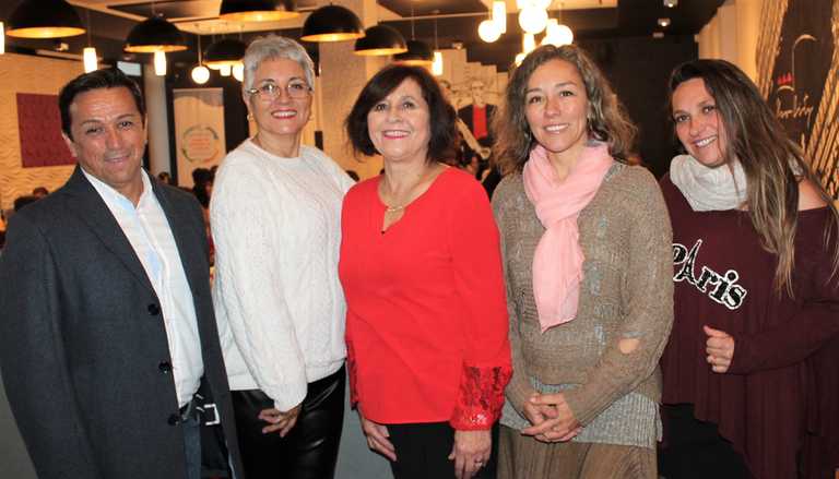 Gastón Godoy y Elizabeth Quinteros, de UCC, Cecilia Serantoni, Milena Benedetto y Paula Fellenberg, animadoras del desfile.