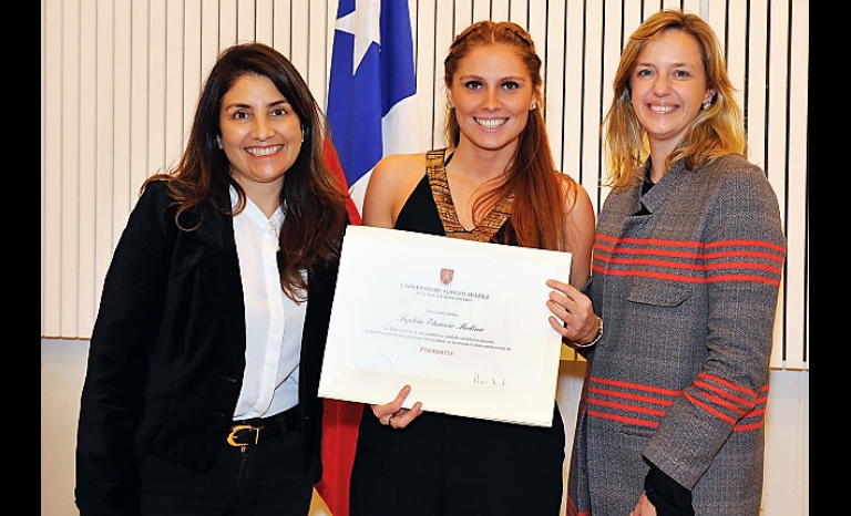 Bárbara Fuentes, directora de Docencia sede Santiago de la Univesidad Adolfo Ibáñez; Sophia Eterovic y Marily Luders, decana de periodismo de la Universidad Adolfo Ibáñez.