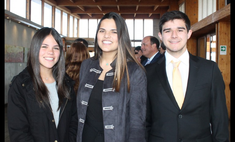 Javiera Sainz, Nicole Sainz y Claudio Salvador.