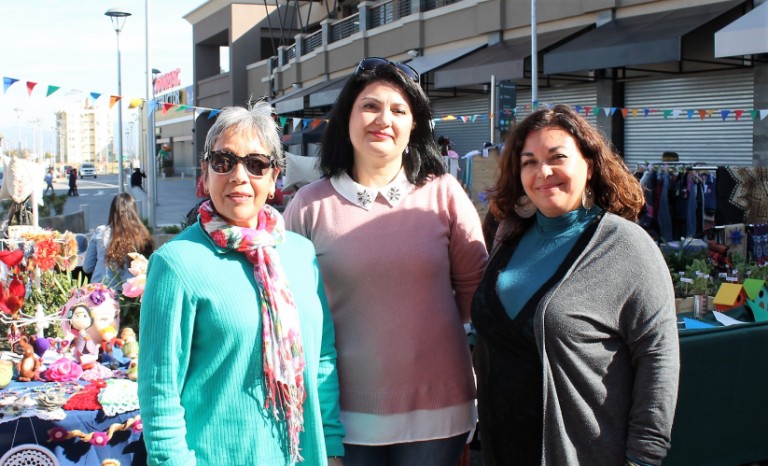 Ana María Vásquez y Tatiana Fuentes, de Textiles Artesanales; junto a Reina Silva, de Artesanías Como Reina.