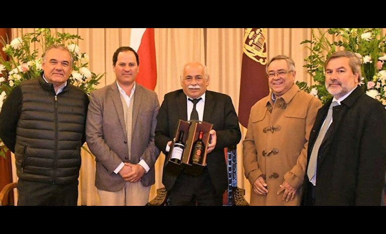 El alcalde Roberto Jacob junto a Luis Carmona, Francisco Puga, Jorge Contador y Luis Enrique Valdebenito, de Cidere.