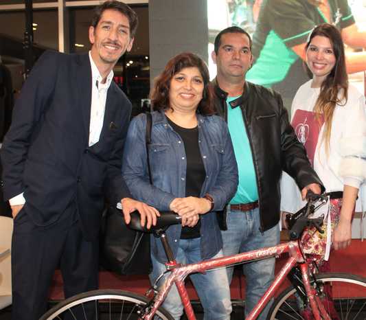 Francisco Díaz, animador; Nelly Pizarro y Richard Ahumada, ganadores de una bicicleta, y Makarena Carrasco.