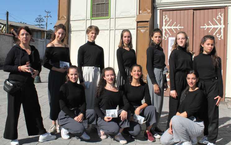 Nathalie Lemaçon, coreógrafa y directora de la Compañía Izumi, junto a los bailarines: Anna Lancelot, Lucille Garelli, Orane Benadida, Annouk Cordier Morillo, Safia Kemmeni, Matthieu Convert, Celeste Rafin, Agathe Huart, Louise Beltrand y Roxane Garelli.