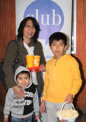 Ximena Marín con sus nietos Ramiro y Bruno Díaz.