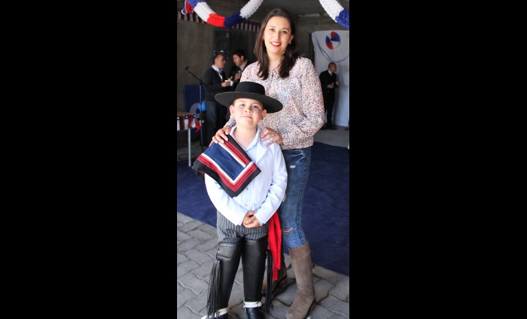 En Diario El Día, Claudia Cartes y su hijo Benjamín Pardo Cartes.