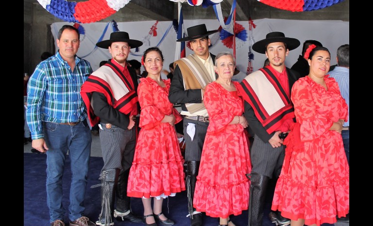 En Diario El Día, Francisco Puga Medina, gerente general, junto a los integrantes del Conjunto Folklórico Ayelén, Nicolás Muñoz, Sandra María Toro, Felipe Rivera, Raquel Hernando, Mauricio Matus y Madelyn Trujillo.
