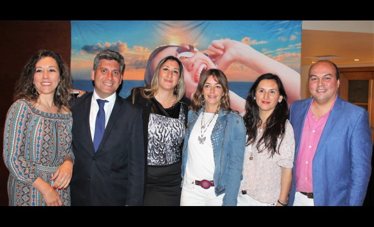 Milena Benedetto, Claudio Ibáñez, intendente regional; Liliana Aranzaes, Carola Hudson, Solange Gómez y Orel Alí, director gerente Radio Montecarlo.