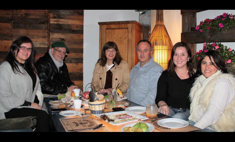 Natalia Rojas, Enrique Novoa, Anita  Miqueles, Sergio Paolini, Viviana Olivia Collao y Maite Miranda, anfitriona del Yoko, en un reencuentro de fraternidad universitaria.